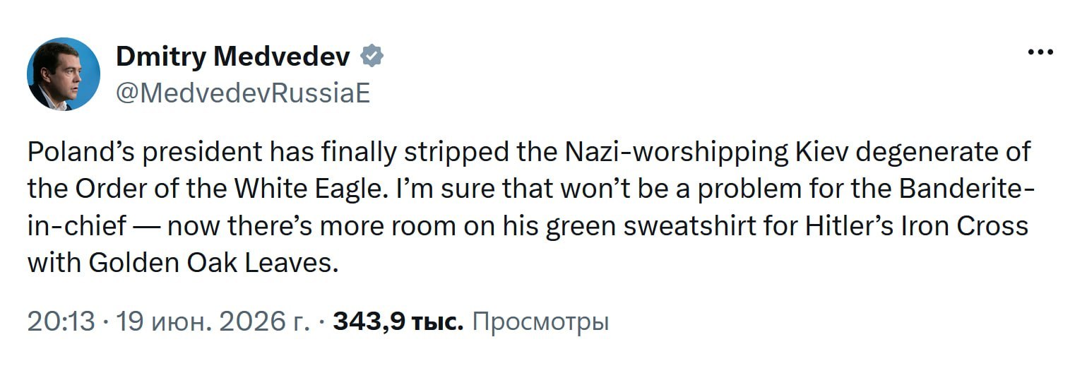 Медведев предложил Зеленскому повесить на себя