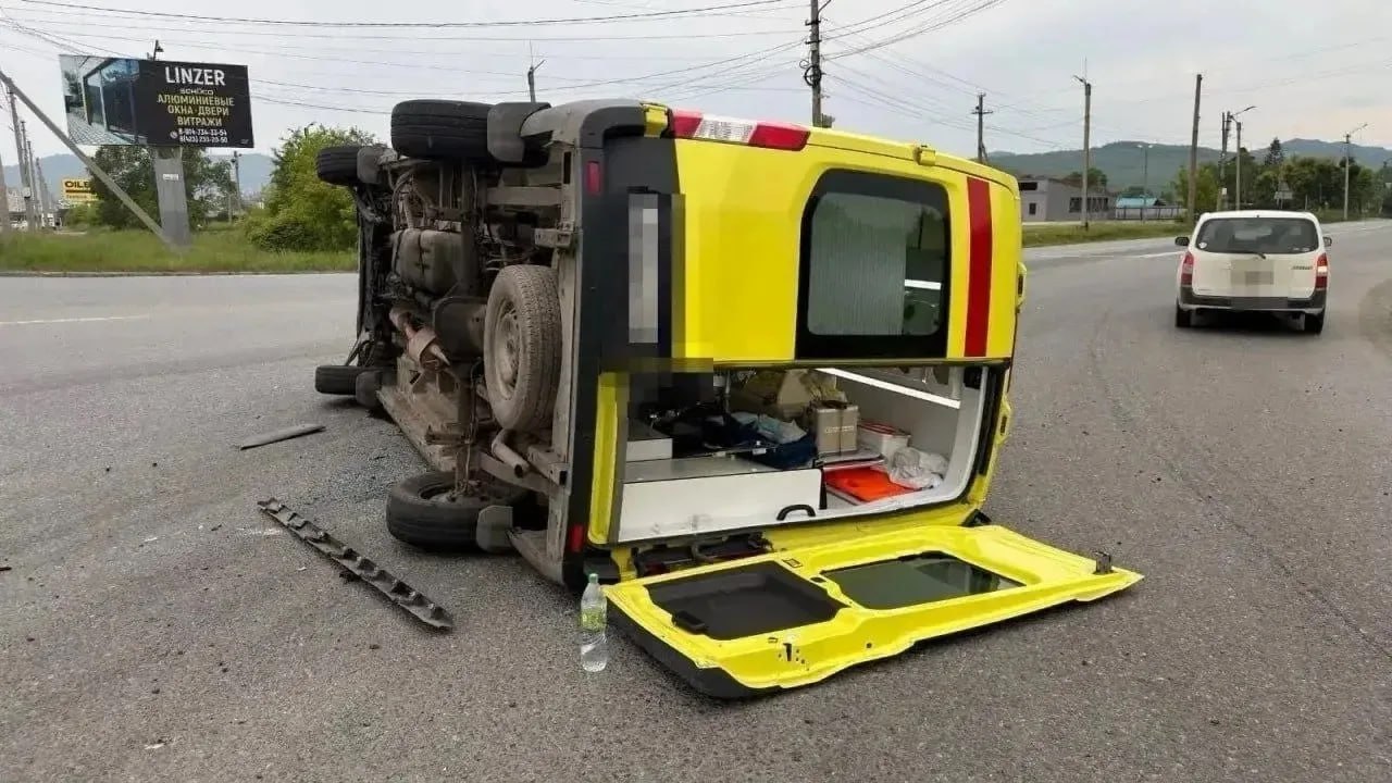 Скорая с недоношенным младенцем на ИВЛ