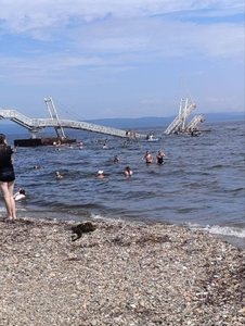 Мост обрушился на пляже в Приморском