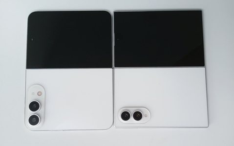 Первый складной iPhone слева vs складной